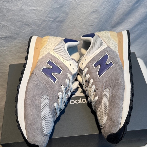 New Balance 574 Gray and Navy Sneakers Unisex - Picture 3 of 9
